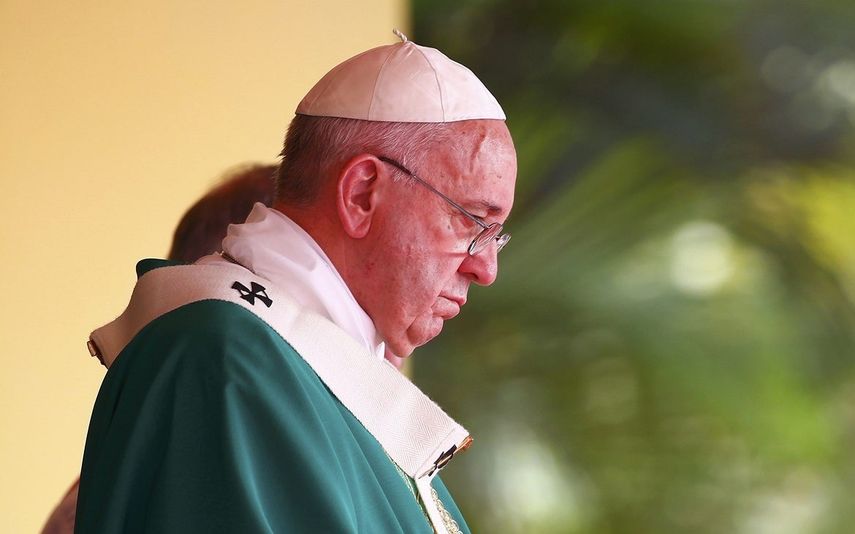 El papa Francisco reza por el bebé británico Charlie Gard y dice que se siente muy cercano a sus padres en este momento de inmenso sufrimiento.