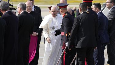 El papa Francisco llega al aeropuerto internacional de Malta, en Luqa, el 2 de abril de 2022 en el inicio de su visita al país.&nbsp;