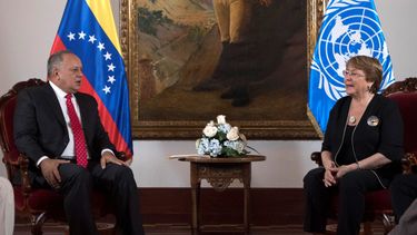 La alta comisionada de las Naciones Unidas para los Derechos Humanos, Michelle Bachelet (d), se reúne con el funcionario chavista, Diosdado Cabello, este viernes en la sede de la Cancillería, en Caracas (Venezuela).