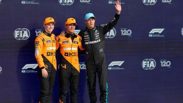 Lando Norris de McLaren celebra tras quedarse con la primera posición en la parrilla, junto a su compañero Oscar Piastri, que saldrá segundo, y George Russell de Mercedes, quien arrancará tercero en el Gran Premio de Italia luego de la calificación del sábado 31 de agosto del 2024.