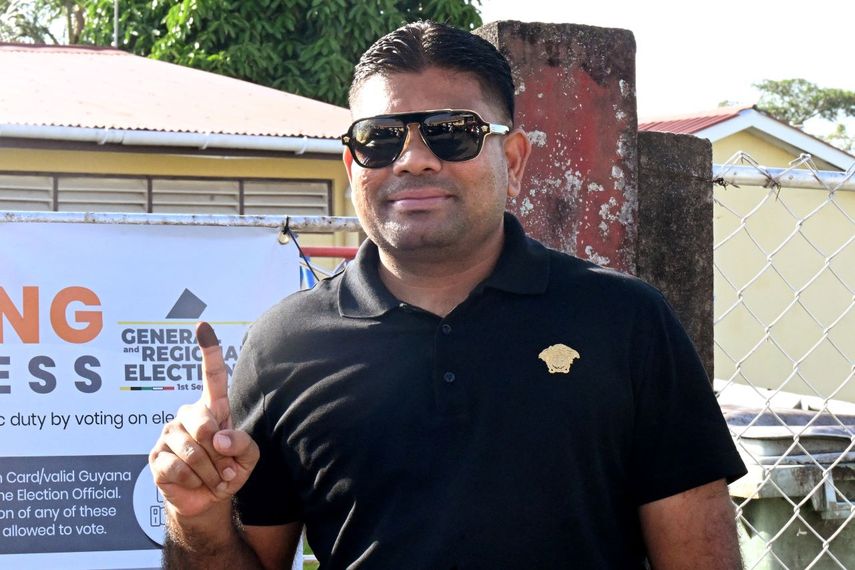 El candidato presidencial de Guyana, Azruddin Mohamed, del partido WIN, hace gestos a los medios después de votar en un centro electoral durante las elecciones presidenciales en Georgetown el 1 de septiembre de 2025.