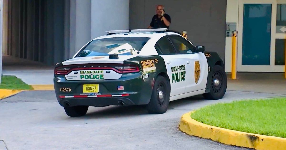 Dos hombres mueren en tiroteo frente a un Walgreens en Miami-Dade