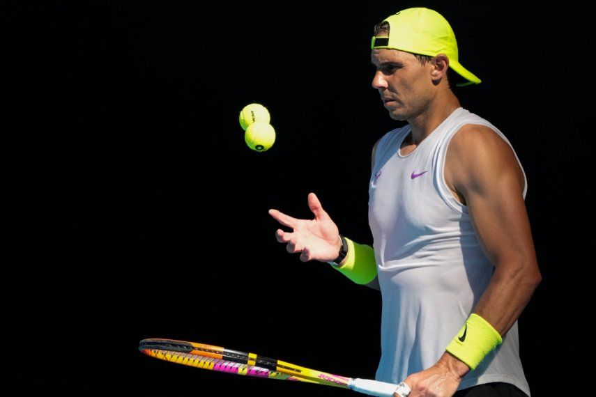 El español Rafael Nadal se prepara para sacar en una sesión de entrenamiento antes de iniciar el Abierto de Australia el sábado 14 de enero del 2023.&nbsp;