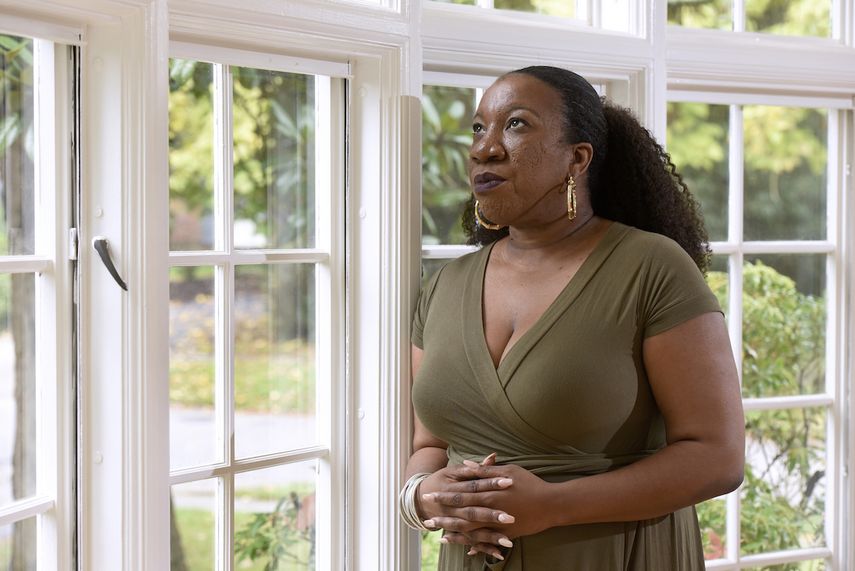 &nbsp;En esta fotografía del 13 de octubre de 2020 Tarana Burke, fundadora y líder del movimiento #MeToo posa en su casa en Baltimore.&nbsp;