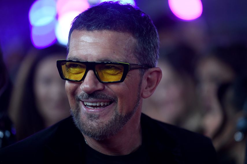El actor español Antonio Banderas llega a la 24ª ceremonia anual de los Premios Grammy Latinos en el Centro de Conferencias y Exposiciones (FIBES) de Sevilla el 16 de noviembre de 2023. La ceremonia anual de los Premios Grammy Latinos se lleva a cabo por primera vez fuera de EEUU, y reúne a los artistas más populares.