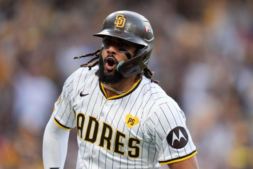 El dominicano Fernando Tatis, de los Padres de San Diego, festeja luego de conseguir un jonrón ante los Bravos de Atlanta, en el primer juego de la serie de comodines de la Liga Nacional, el martes 8 de octubre de 2024&nbsp;