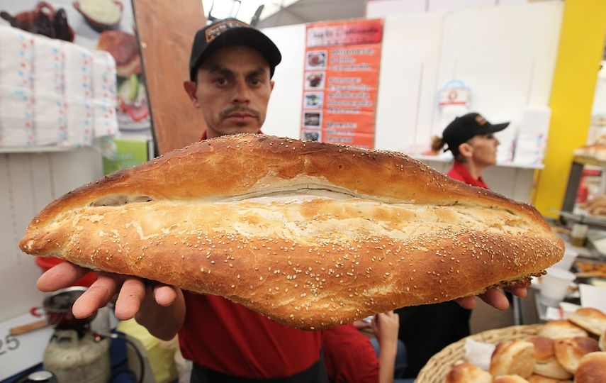 Un trabajador muestra un pan para elaborar una torta durante la inauguración de la 14ª Feria de la Torta, en Ciudad de México.