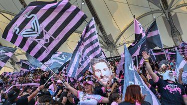 Fanáticos del Inter Miami celebran durante un partido entre su club y el Austin FC, primero en la historia del Nu Stadium, el 4 de abril de 2026.&nbsp;