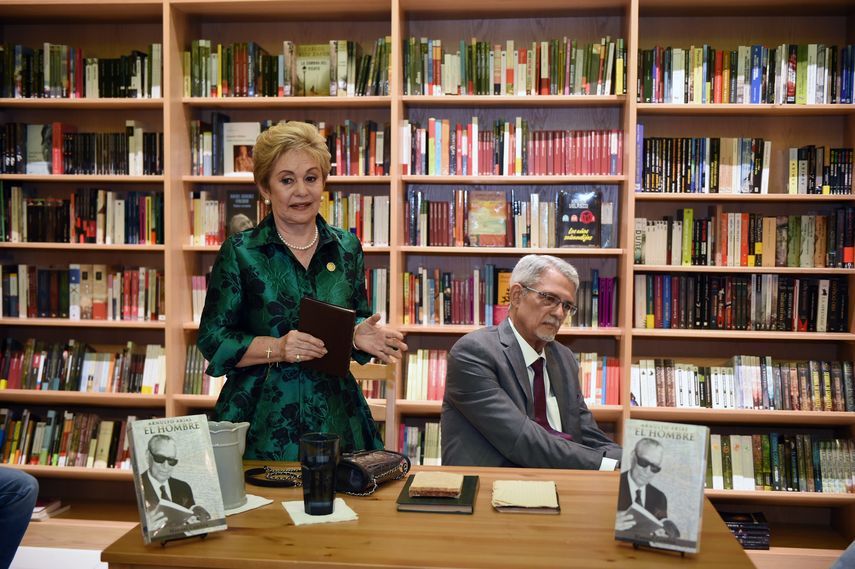 La expresidenta de Panamá, Mireya Moscoso, junto al escritor Manuel Cambra, habla sobre los diarios recopilados en el libro.