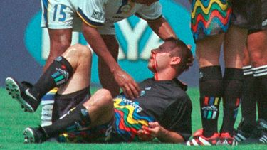 En eeta fotografía del 29 de agosto de 1999, Tyrone Marshall, del Fusion de Miami, ayuda a Scott Vermillion de los Wizards de Kansas City, después de que ambos colisionaran con sus cabezas en el encuentro. Se descubrió que Vermillion padecía de ETC&nbsp;