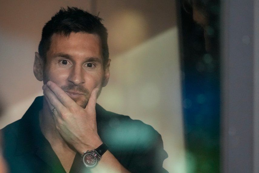 El argentino Lionel Messi mira desde un palco el comienzo del partido entre el Inter Miami y el Dynamo de Houston, el miércoles 27 de septiembre de 2023, en Fort Lauderdale.