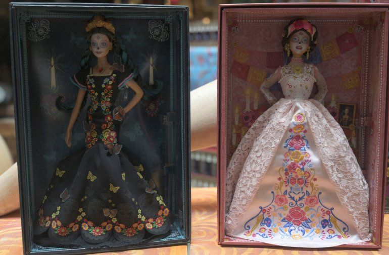 Barbie Día de Muertos causa sensación y controversia