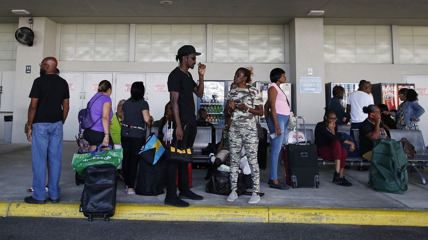 Evacuados por el hurac&aacute;n Dorian esperan a familiares o amigos tras ser evacuados de Freeport, en Gran Bahamas, el mi&eacute;rcoles 18 de septiembre del 2019 en Riviera Beach, Florida.