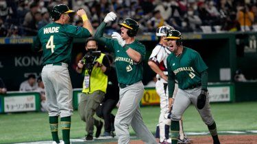 Robert Perkins de Australia, centro, celebra con sus compañeros de equipo Jarryd Dale, derecha, y Logan Wade después de que Perkins conectó un jonrón de 3 carreras ante el lanzador de Corea del Sur Yang Hyeon-jong durante su juego del Grupo B en el Clásico Mundial de Béisbol en Tokio, Japón. Jueves, 9 de marzo de 2023.&nbsp;