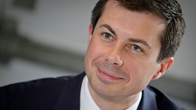 Fotografía de archivo del 29 de abril de 2019 del entonces precandidato presidencial demócrata Pete Buttigieg, alcalde de South Bend, Indiana, durante una reunión con el líder de los derechos civiles Al Sharpton en la ciudad de Nueva York.&nbsp;