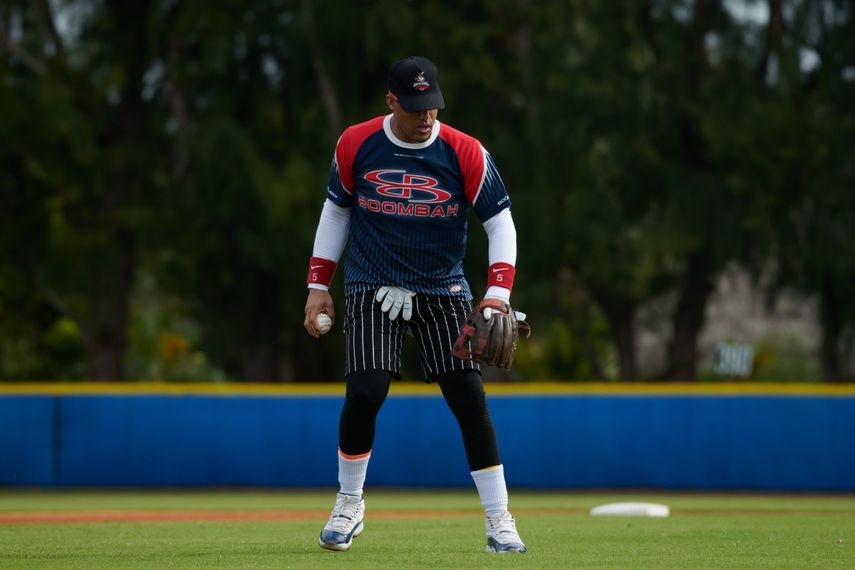 Yunel Escobar práctica con el equipo de todos los cubanos que participará en un torneo en Colombia