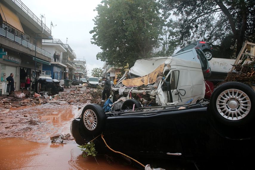 Residentes inspeccionan los destrozos causados por las inundaciones en el centro de Mandra (Grecia).