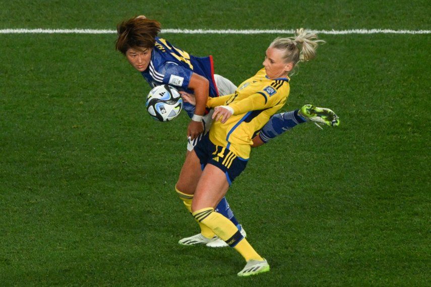 La defensora japonesa #17 Kiko Seike y la delantera sueca #11 Stina Blackstenius compiten por el balón durante el partido de cuartos de final de la Copa Mundial Femenina de Australia y Nueva Zelanda 2023 entre Japón y Suecia en Eden Park en Auckland el 11 de agosto de 2023. &nbsp;