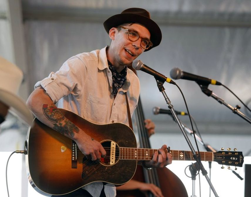 En esta foto del 31 de julio de 2011, el cantautor Justin Townes Earle act&uacute;a en el Newport Folk Festival en Newport, Rhode Island. Earle, un destacado cantautor de m&uacute;sica de ra&iacute;ces estadounidenses conocido por su estilo introspectivo y evocador, falleci&oacute;. Ten&iacute;a 38 a&ntilde;os.&nbsp;