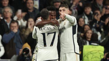 El delantero brasileño del Real Madrid, Vinicius Junior, celebra con el centrocampista uruguayo Federico Valverde y el delantero español Lucas Vázquez tras el segundo gol de su equipo durante el partido de fútbol del grupo C de la Champions League contra el SC Braga en el Estadio Santiago Bernabéu de Madrid, el 8 de noviembre de 2023. &nbsp;