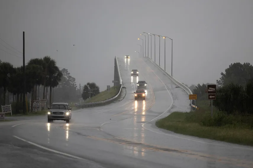 Automóviles circulan por el puente George G. Tapper antes de la llegada del huracán Helene a Port Saint Joe, Florida, el 26 de septiembre de 2024.