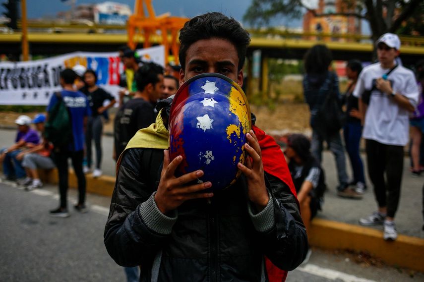 Imagen de archivo de un grupo de jóvenes venezolanos que protestaban contra el régimen de Nicolás Maduro en abril de 2017 en La Guaira, en Caracas.