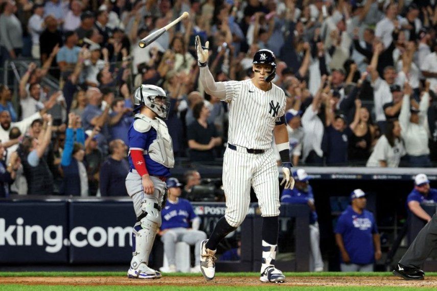 Aaron Judge #99 de los Yankees de Nueva York celebra un jonrón de tres carreras contra los Azulejos de Toronto durante la cuarta entrada del tercer juego de la Serie Divisional de la Liga Americana en el Yankee Stadium el 7 de octubre de 2025 en el Bronx de la ciudad de Nueva York.&nbsp;