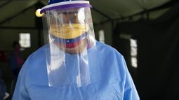Con una mascarilla decorada con los colores de la bandera venezolana y una careta, la directora de hospital, doctora Zaira Medina, est&aacute; parada en una carpa montada a la entrada del hospital Ana Francisca P&eacute;rez de Le&oacute;n mientras supervisa la aplicaci&oacute;n de las pruebas r&aacute;pidas para coronavirus en Caracas, Venezuela, el mi&eacute;rcoles 15 de abril de 2020.&nbsp;