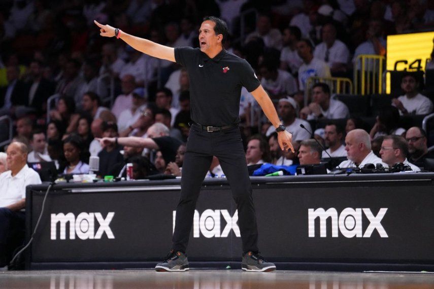 El entrenador del Heat de Miami, Erik Spoelstra, da indicaciones durante un partido, el 26 de abril de 2025.