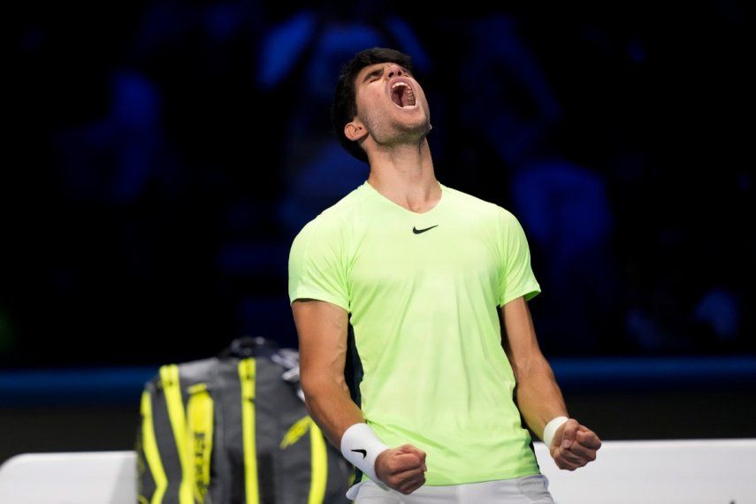 El español Carlos Alcaraz celebra después de ganar el partido de tenis en contra del ruso Daniil Medvedev, correspondiente a las Finales de la ATP, torneo que pone fin a la temporada, en el Pala Alpitour, en Turín, Italia, el viernes 17 de noviembre de 2023.