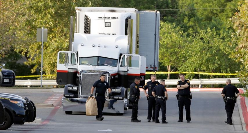 El camión fue descubierto por un empleado del supermercado donde estaba aparcado, que llamó a la Policía después de que una persona le pidiera agua desde el camión.&nbsp;