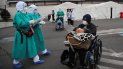 Varias personas que dieron positivo al COVID-19 son trasladadas a tiendas en el exterior del hospital del Seguro Social para seguir su tratamiento, en Quito, Ecuador. Varias personas que dieron positivo al COVID-19 son trasladadas a tiendas en el exterior del hospital del Seguro Social para seguir su tratamiento, en Quito, Ecuador.