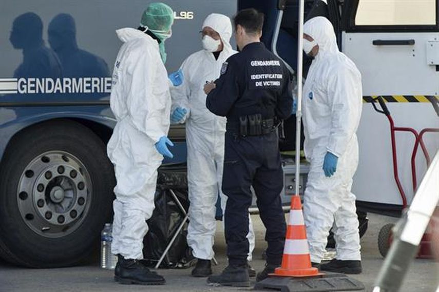 Dos miembro la policía francesa forense trabajan en la zona de la catástrofe en Seyne les Alpes (Francia).Foto EFE