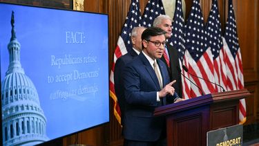 El presidente de la Cámara de Representantes Mike Johnson habla en una conferencia de prensa en el Capitolio.