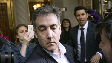 En esta imagen de archivo, tomada el 6 de mayo de 2019, Michael Cohen, exabogado del presidente de Estados Unidos, Donald Trump, sale del edificio donde vive antes de ingresar en prisi&oacute;n para cumplir una condena, en Nueva York.&nbsp;
