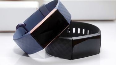 Pulseras de monitoreo físico Fitbit Charge 3 en una exposición en Nueva York.