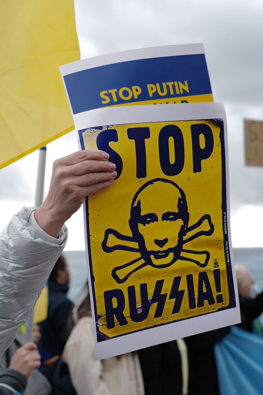 Civiles ucranianos protestan tras la invasión rusa. Cartel en contra de la guerra en Ucrania.&nbsp;