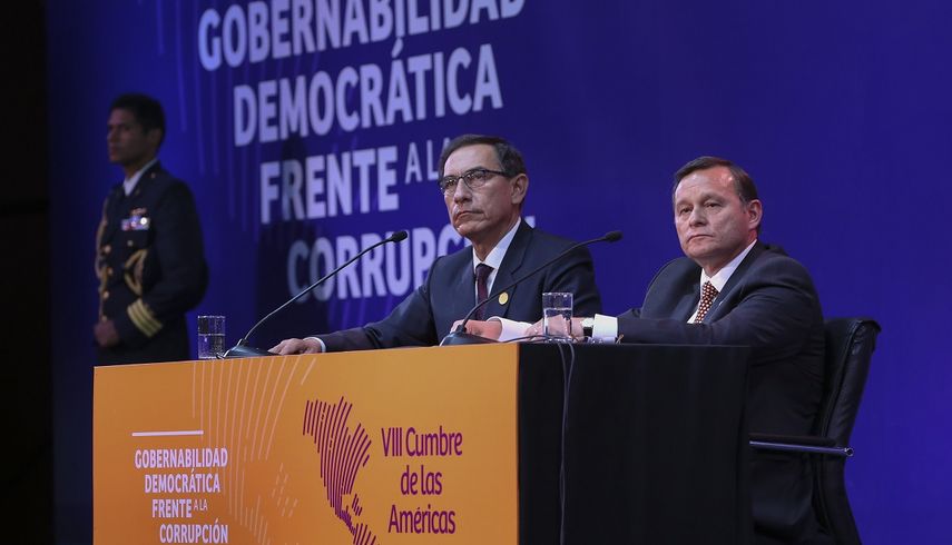 El presidente de Perú, Martín Vizcarra (i), y su ministro de Exteriores, Néstor Popolizio (d), ofrecen una rueda de prensa al cierre de la VIII&nbsp;Cumbre&nbsp;de las Américas, en&nbsp;Lima.