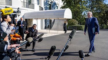 El presidente Joe Biden se acerca para dar declaraciones a los periodistas en la Casa Blanca.