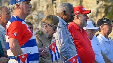 El dictador Raúl Castro luce cabizbajo durante la conmemoración atrasada del Primero de Mayo, en La Habana, Cuba.