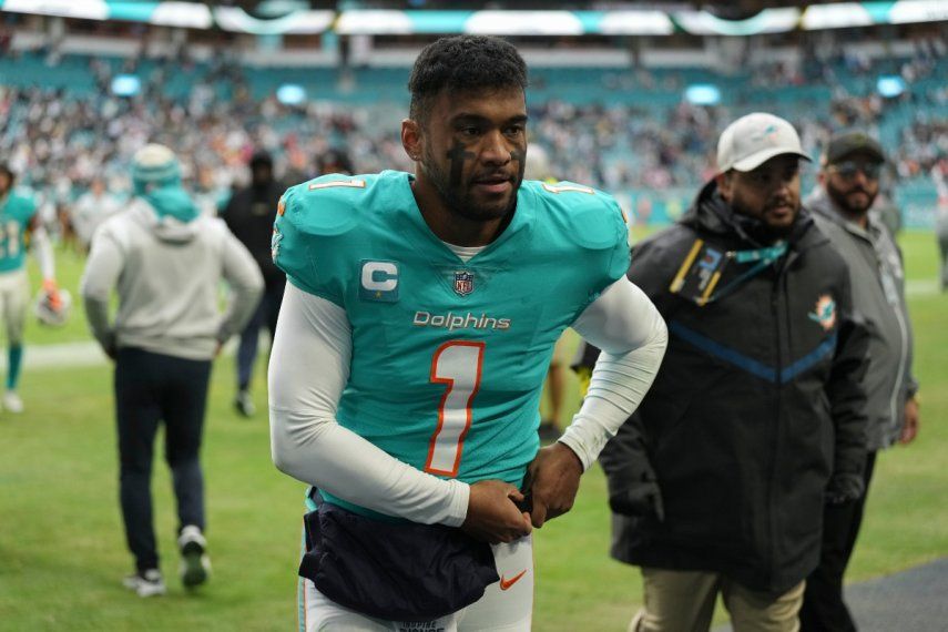 En foto del 25 de diciembre del 2022, el quarterback de los Dolphins de Miami, Tua Tagovailoa, sale del campo en el encuentro ante los Packers de Green Bay.