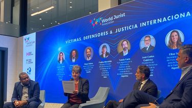 Paolina Massidda, abogada principal de la Oficina Pública para la Defensa de las Víctimas de la CPI, junto a expertos en derechos humanos.