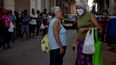 Una mujer mayor usa una m&aacute;scara facial como medida preventiva contra la propagaci&oacute;n del nuevo coronavirus, COVID-19, en La Habana, el 24 de marzo de 2020.&nbsp;