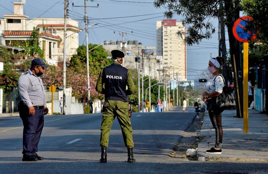 Los agentes de polic&iacute;a fortalecen la seguridad en el barrio El Carmelo en La Habana el 4 de abril de 2020 despu&eacute;s de que el r&eacute;gimen cubano anunci&oacute; su aislamiento como medida para contener la propagaci&oacute;n del nuevo coronavirus despu&eacute;s de la detecci&oacute;n de casos de COVID-19.
