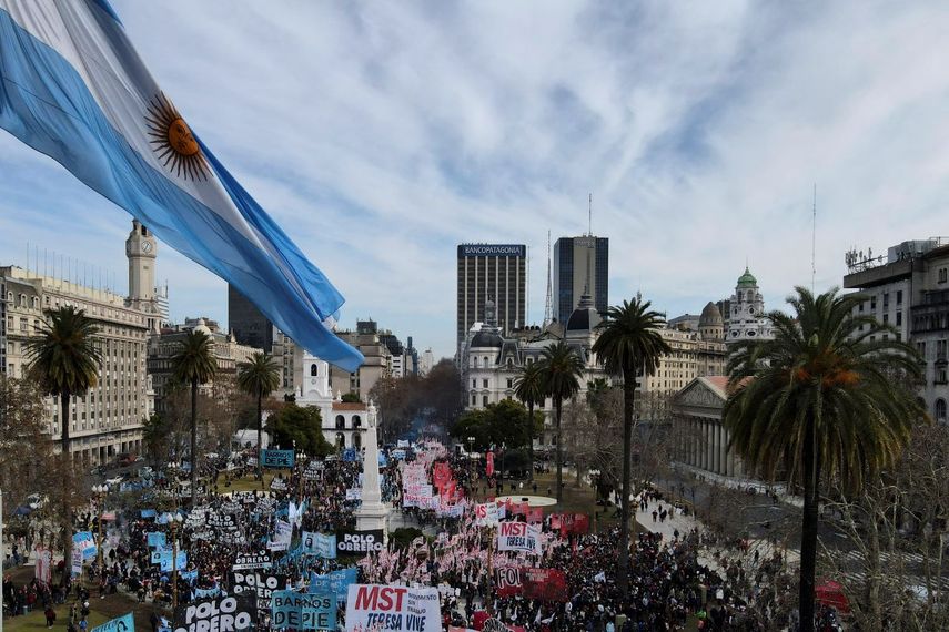 Los manifestantes se reúnen para exigir un aumento en los programas para desempleados y en rechazo al acuerdo del gobierno con el Fondo Monetario Internacional durante una protesta en la Plaza de Mayo en Buenos Aires, Argentina, el jueves 14 de julio de 2022. 