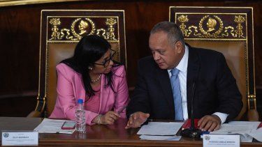 La vicepresidenta del régimen venezolano, Delcy Rodríguez (izq.), y el presidente de la Asamblea Nacional Constituyente (ANC), Diosdado Cabello, durante una sesión de la Asamblea Nacional Constituyente para presentar el presupuesto general de la nación para 2020, en Caracas, el 16 de diciembre de 2019.&nbsp;