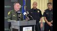 El policía del condado de Washoe, Darin Balaam, responde la pregunta de un reportero mientras los bomberos observan durante una conferencia de prensa en Reno, Nevada, el martes 3 de enero de 2023, sobre el accidente que hirió gravemente al actor Jeremy Renner.