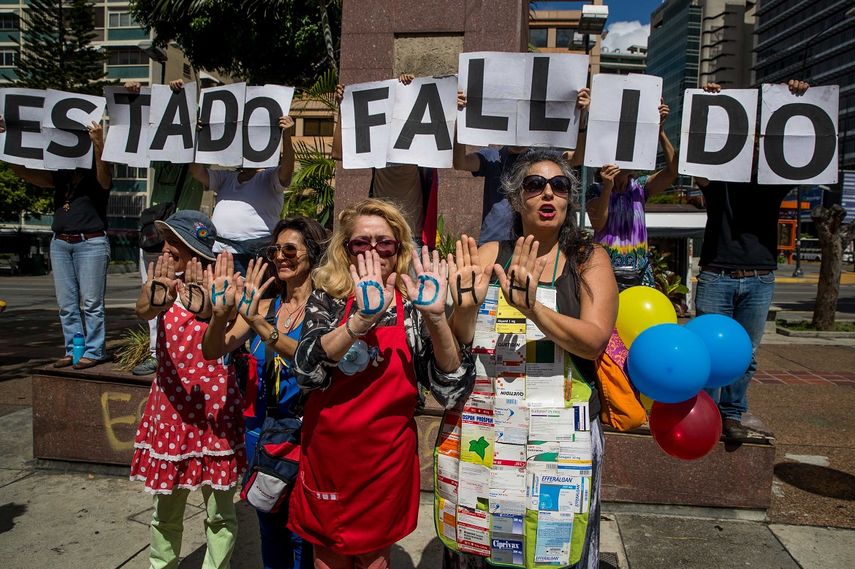 Decenas de personas participan en una manifestación en Caracas para denunciar la grave crisis que vive Venezuela. 