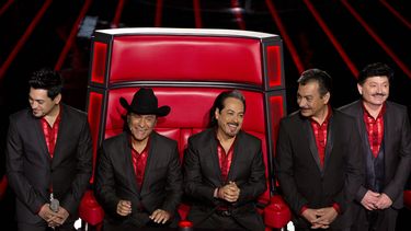 De izquierda a derecha, los integrantes de Los Tigres del Norte: Luis Hernández, Jorge Hernández, Hernán Hernández, Eduardo Hernández y Óscar Lara en una conferencia de prensa acerca de La voz México, el 14 de marzo de 2016 en Ciudad de México.&nbsp;