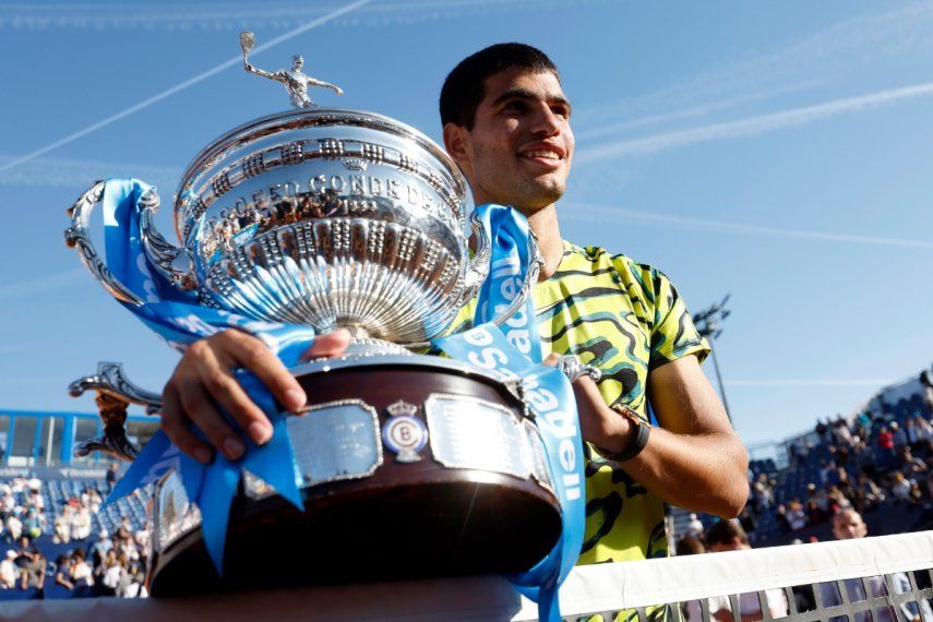 Carlos Alcaraz posa con el trofeo de campeón del Abierto de Barcelona tras derrotar a Stefanos Tsitsipas en la final, el domingo 23 de abril de 2023, en Barcelona.&nbsp;